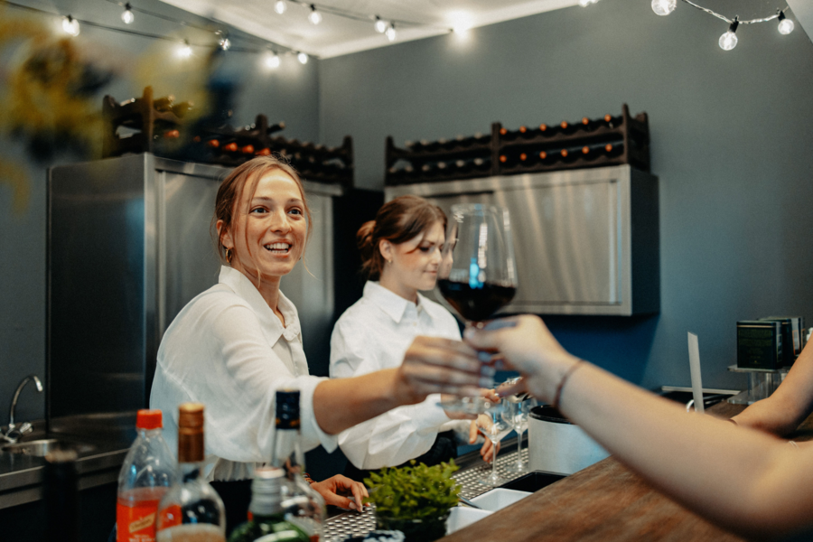 Feiern, und gleichzeitig Gutes tun. Feiern, und gleichzeitig Gutes tun.